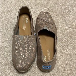 Like new feather print Toms